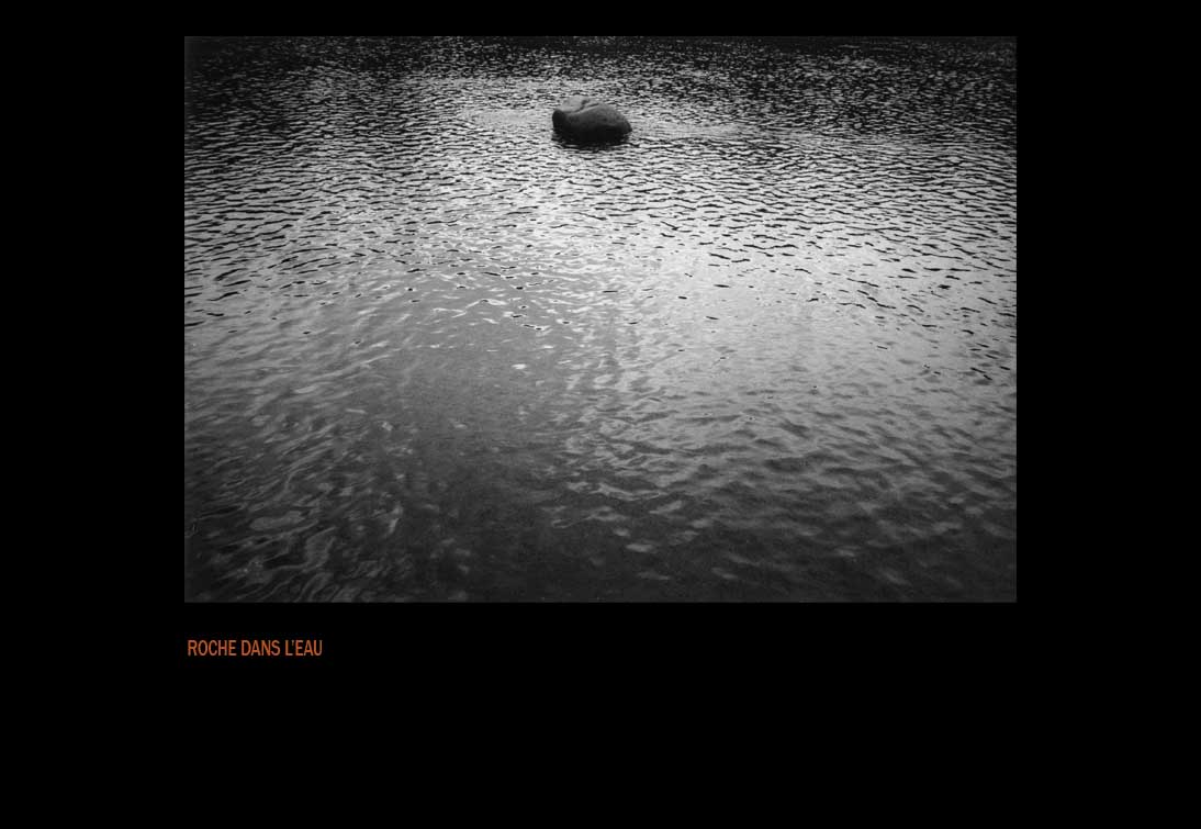 roche dans l'eau